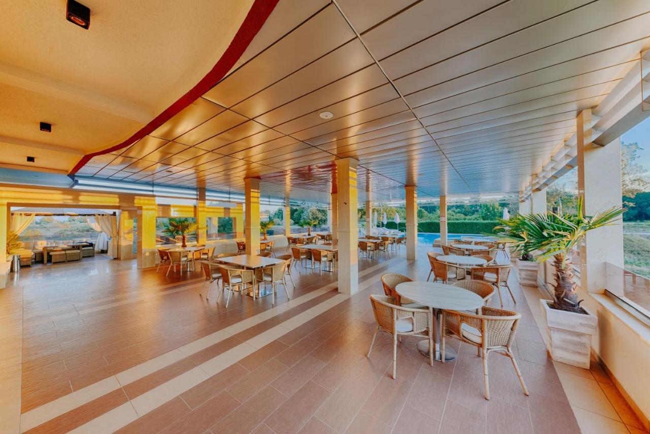 Hotel Lion Улцинь Экстерьер фото