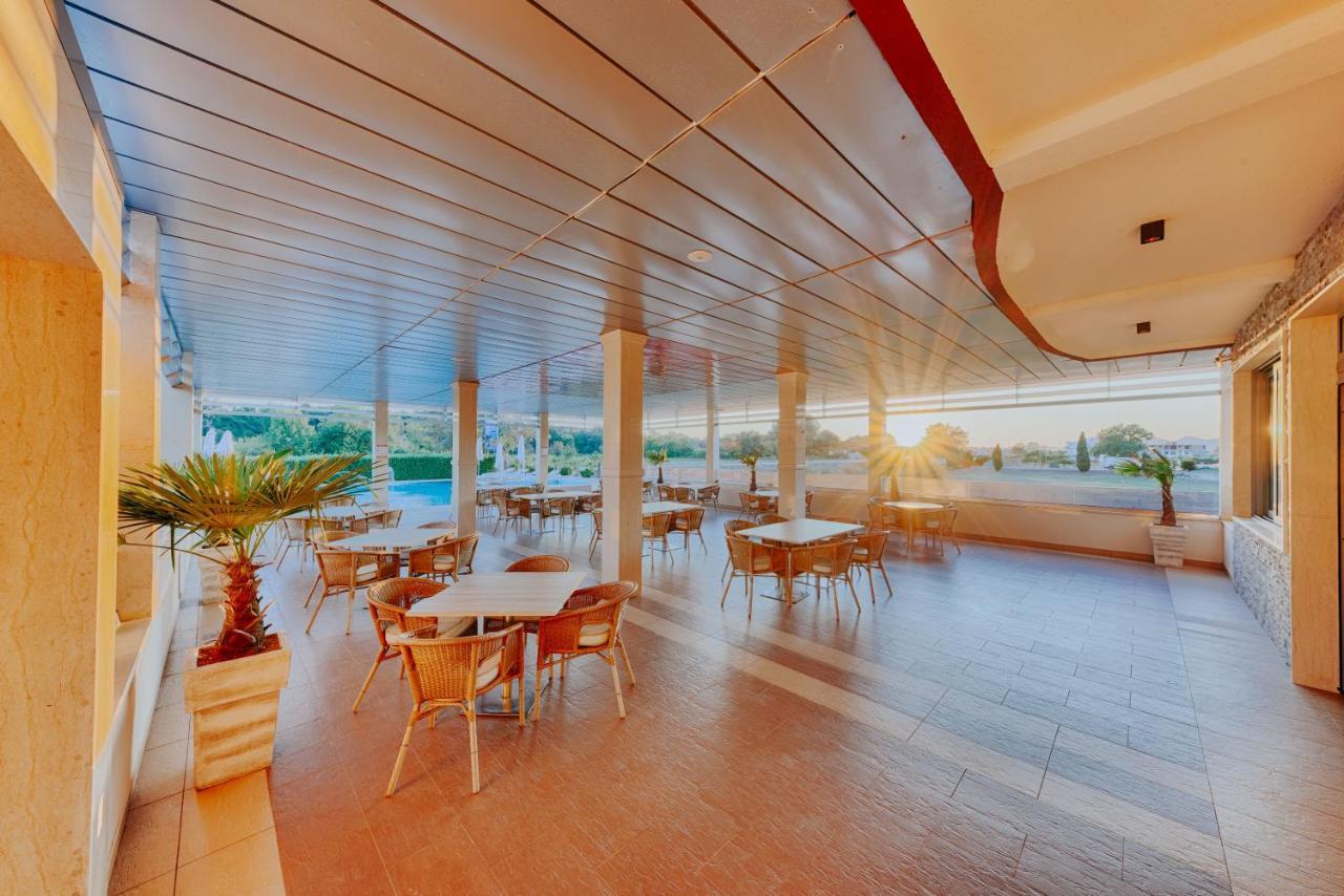 Hotel Lion Улцинь Экстерьер фото