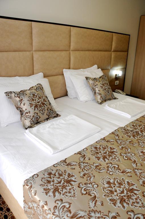 Hotel Lion Улцинь Экстерьер фото